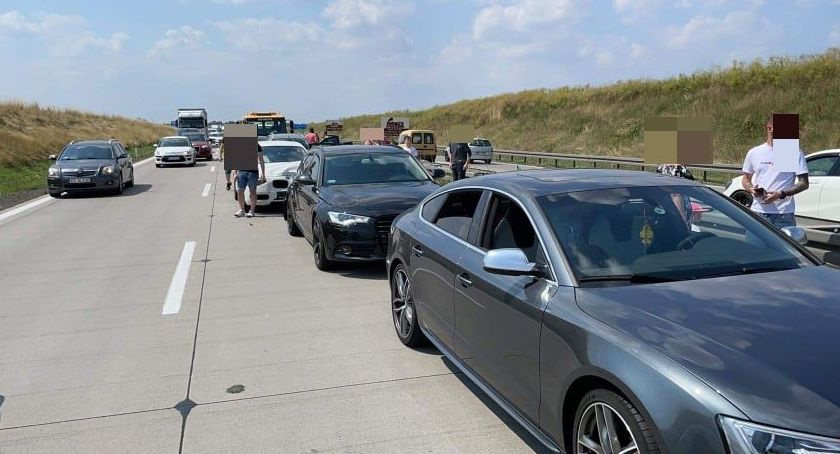 Zderzenie sześciu aut na autostradzie A4. Uwaga na utrudnienia.