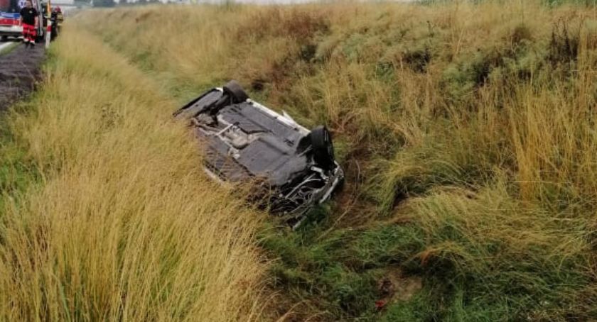 Dachowanie na autostradzie A4. W aucie dwoje dzieci.