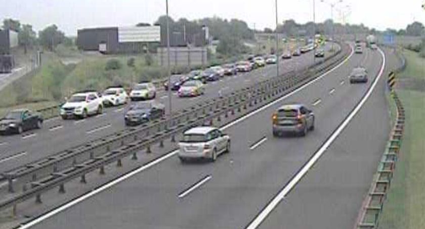 Autostrada A4. Potężne korki na bramkach w podwrocławskich Karwianach. Podróż dłuższa nawet o 1h