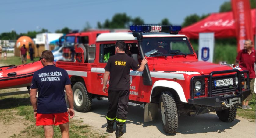 Bezpieczne Zabawy w Promieniach Słońca. Edukacyjny plażing z mundurowymi na Błękitnej Lagunie