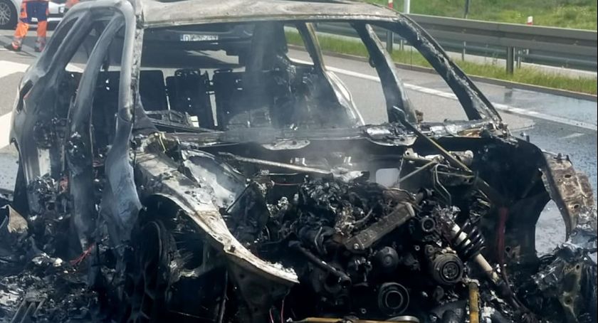 Pożar BMW na zjeździe z S8 na autostradę A4 w kierunku Legnicy