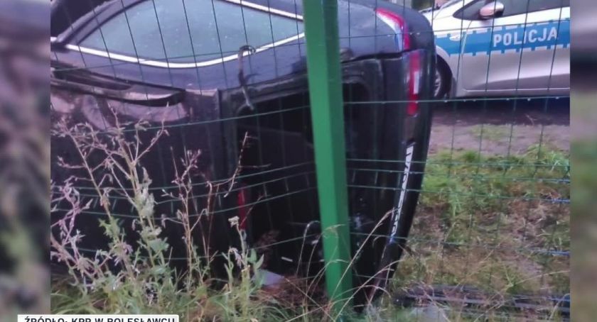 Pijany kierowca wypadł z drogi pod Nowogrodźcem. Wiózł dziecko bez fotelika i pasów