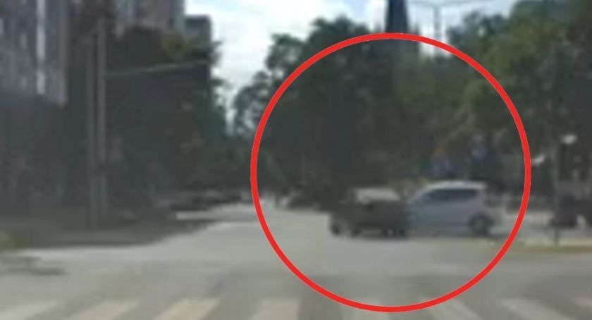 Zobacz film ze zderzenia dwóch aut na skrzyżowaniu Kruczej z Zaporoską. Policjant po służbie jako jedyny udzielił pierwszej pomocy.