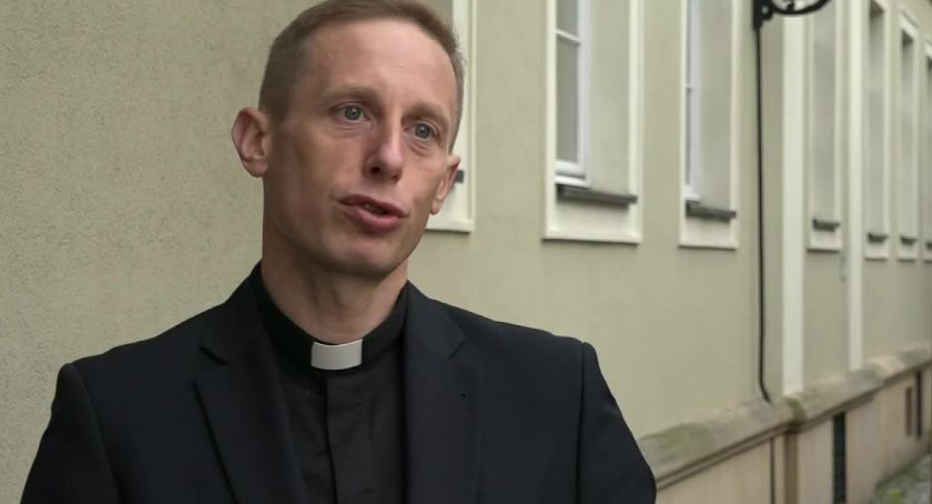 Mobilne punkty szczepień przed wrocławskimi parafiami