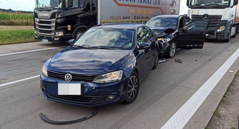 Duże utrudnienia na A4 w kierunku granicy po zderzeniu dwóch aut osobowych z ciężarówką