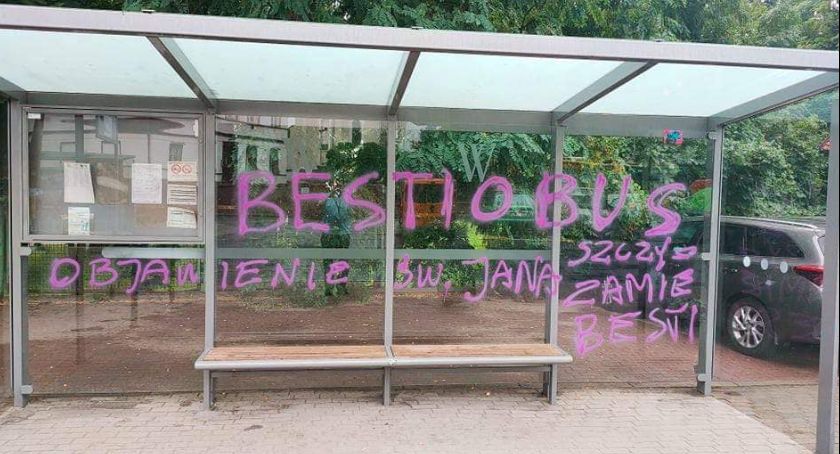 Przeciwnicy szczepień zniszczyli wiatę autobusową. Prezes MPK wyznaczył nagrodę za wskazanie sprawców