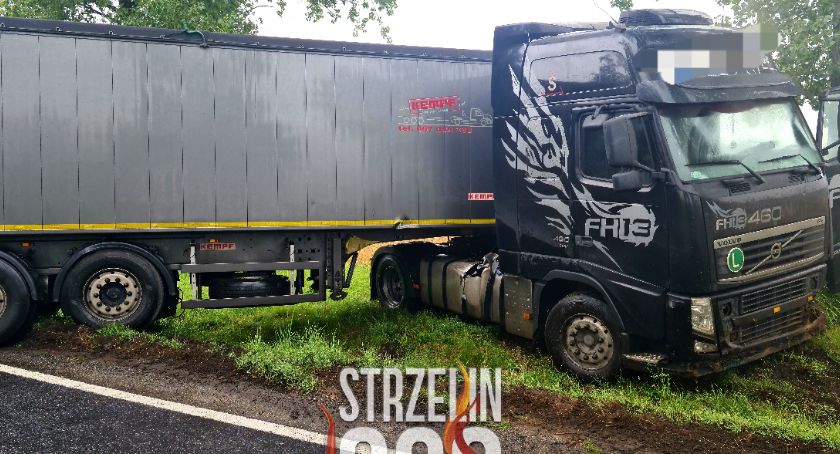 Dk-39 Piotrowice: samochód ciężarowy w rowie