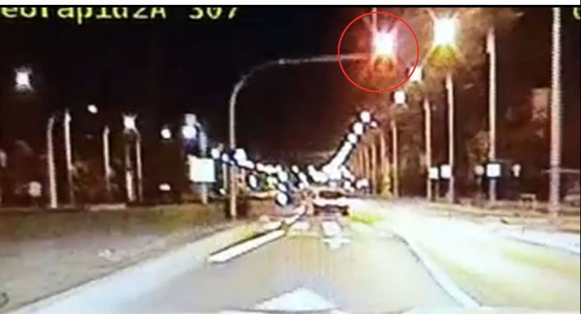 Za nic miał czerwone światło. 23-latek nocą szarżował BMW w centrum miasta. Zobacz film