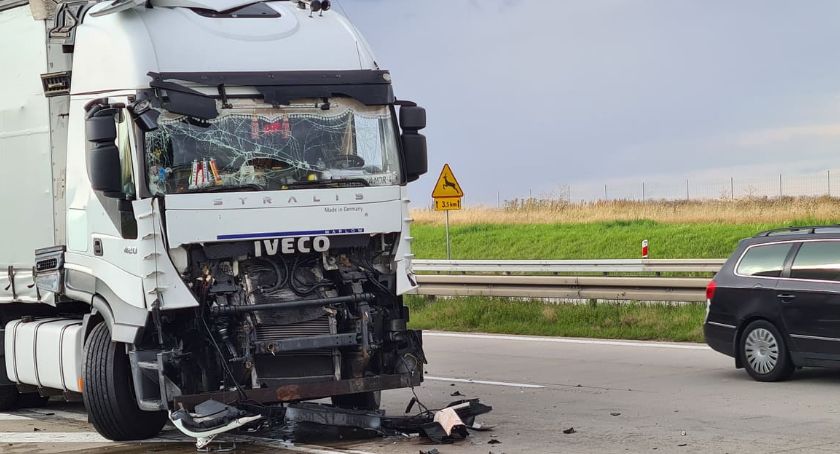 Zderzenie dwóch ciężarówek na autostradzie A4. Jeden pojazd miał mocno zniszczoną kabinę.