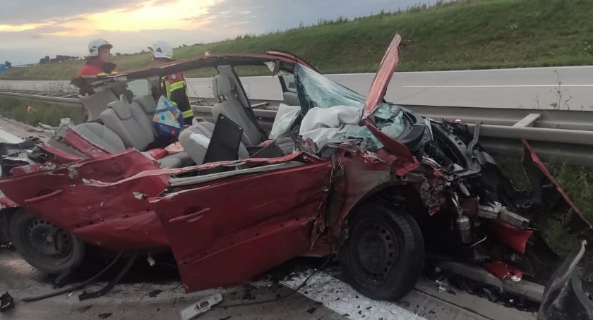 Renault wbiło się w naczepę ciężarówki. Kierowca cudem nie doznał obrażeń.