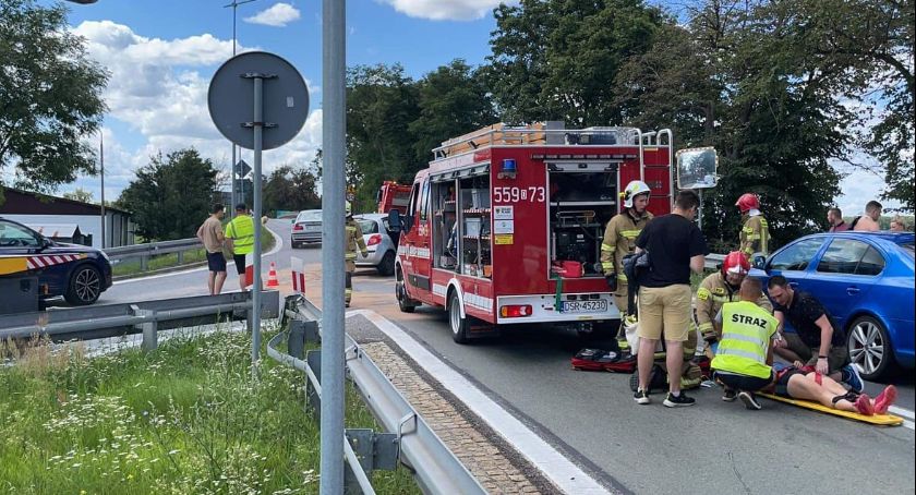 Wypadek na zjeździe z A4 w kierunku Jeleniej Góry. 