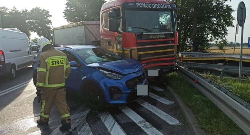 Ciężarówka zderzyła się z autem osobowym na zjeździe z A4 w Kostomłotach. Lądował śmigłowiec LPR.