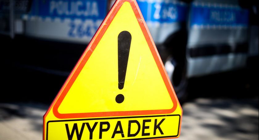 Kolizja auta osobowego z motocyklem na ulicy Wyspiańskiego