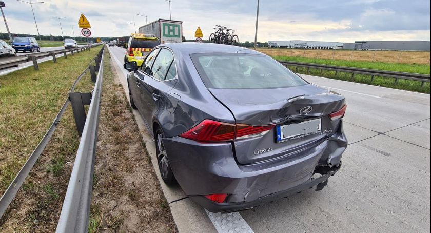 Kolizja dwóch aut na 137 km autostrady A4 w kierunku Wrocławia
