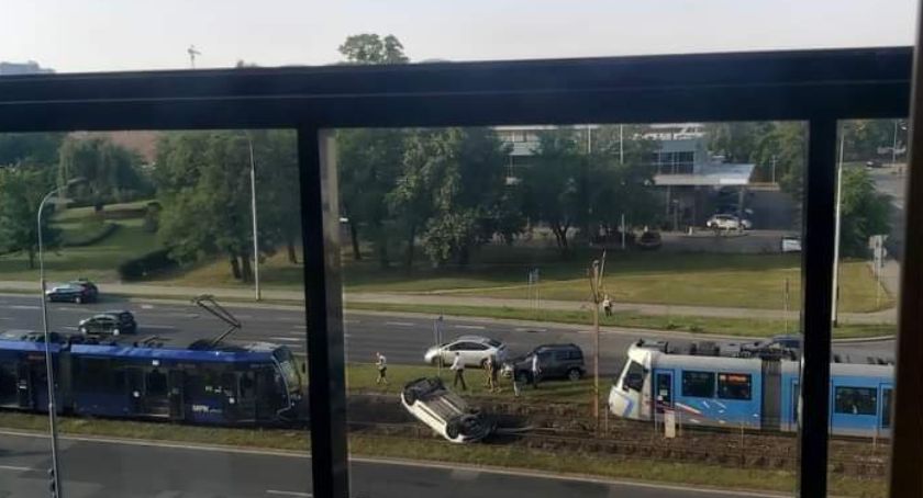 Dachowanie na torowisku tramwajowym przy Magnolii 