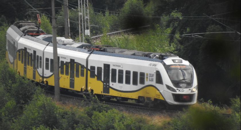 Kobieta chora na COVID-19 straciła przytomność w pociągu do Szklarskiej Poręby