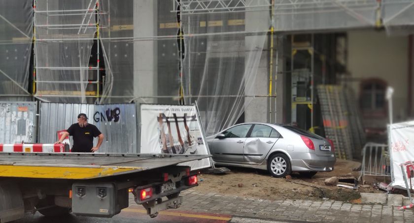 Plac Dominikański. 27- letni mężczyzna wjechał autem w jeden z biurowców 