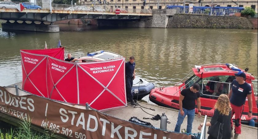 Z Odry wyłowiono ciało. To prawdopodobnie poszukiwany od dwóch dni mężczyzna, który skoczył do rzeki z mostu Uniwersyteckiego