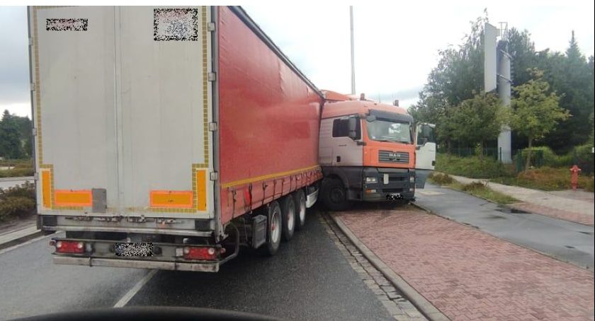Utrudnienia na Granicznej. Ciężarówka złamała się wpół blokując rondo Skalskiego