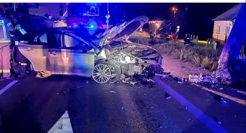 Gmina Długołęka. Auto osobowe uderzyło w betonowy słup energetyczny na DW368