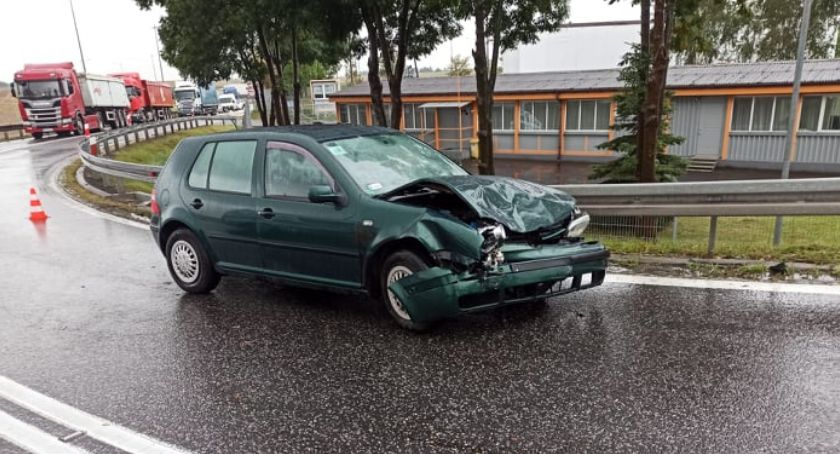 Wypadek na zjeździe z A4 w Kostomłotach. Tym razem pierwszeństwo przejazdu wymusiła laweta pomocy drogowej.
