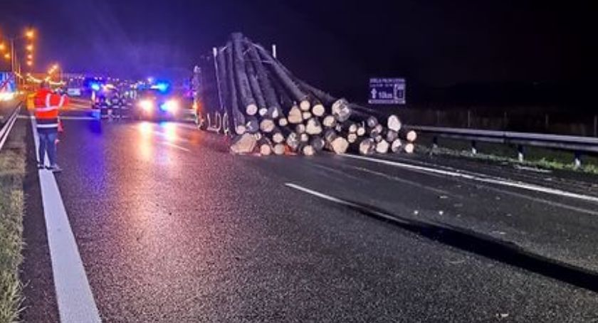Wypadek na AOW. Jezdnia była zablokowana przez kłody drewna.