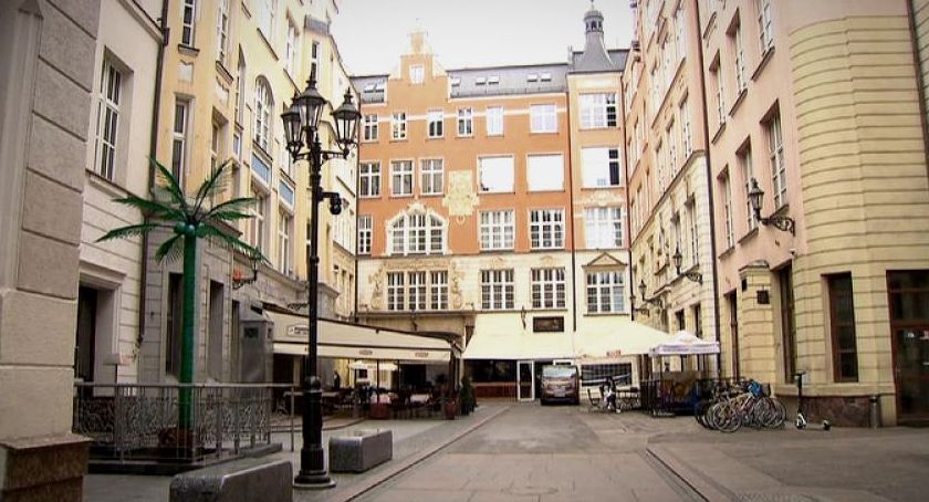 Zaczepiał w okolicach Pasażu Niepolda przypadkowe osoby, oferując amfetaminę. Spotkał tam też nieumundurowanych policjantów