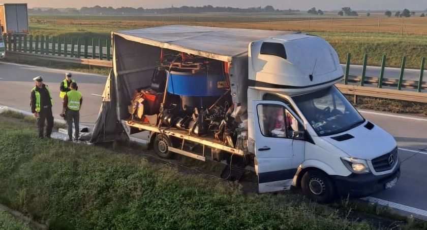Wypadek na A4. Auto dostawcze uderzyło w stojącego busa.
