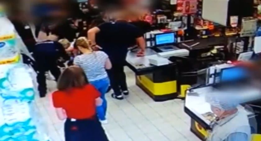 Mały chłopiec omal nie udusił się lizakiem w jednym z dyskontów spożywczych - video