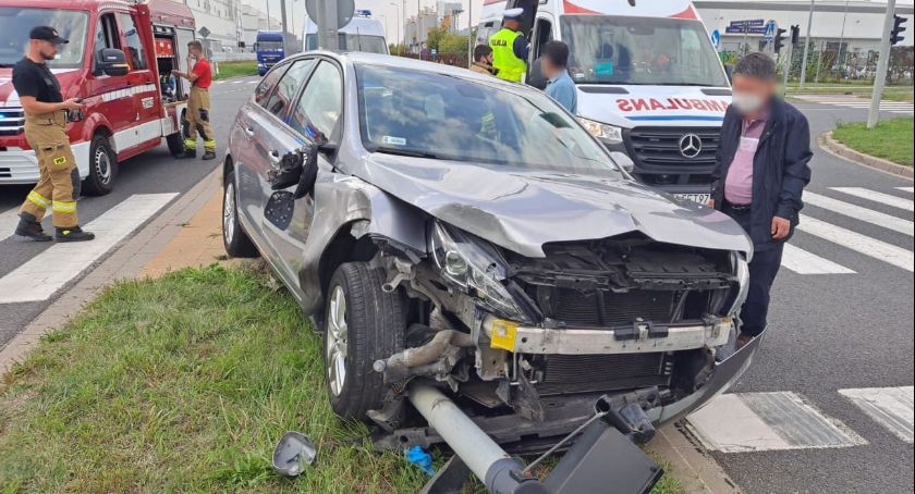 Groźny wypadek w Biskupicach Podgórnych. Jedna osoba ranna po dachowaniu auta osobowego