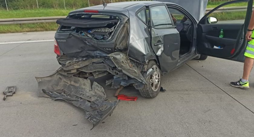 Jedna osoba ranna w zderzeniu dwóch aut na A4. Autostrada zablokowana.