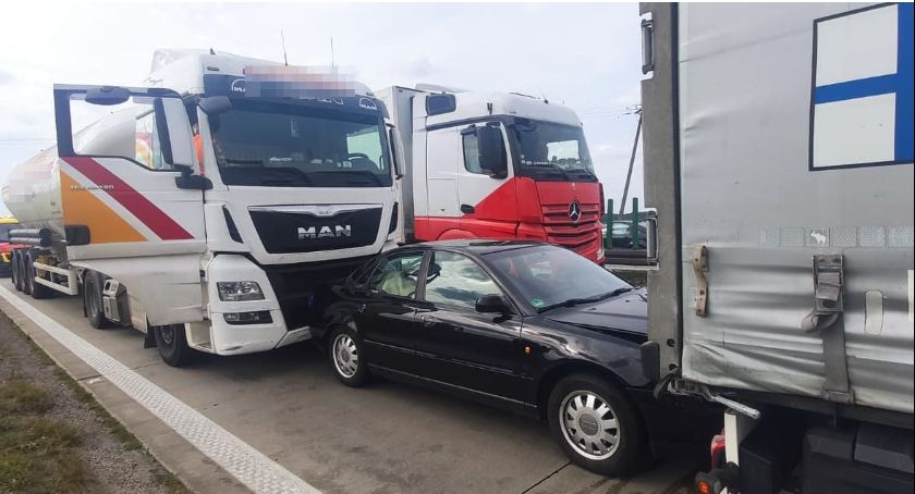 Autostrada A4. Kolizja auta osobowego z dwoma ciężarówkami