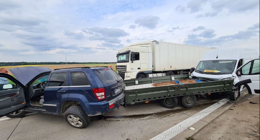 Kolejne niebezpieczne zdarzenie na autostradzie A4. Zderzenie busa z jeepem z przyczepą