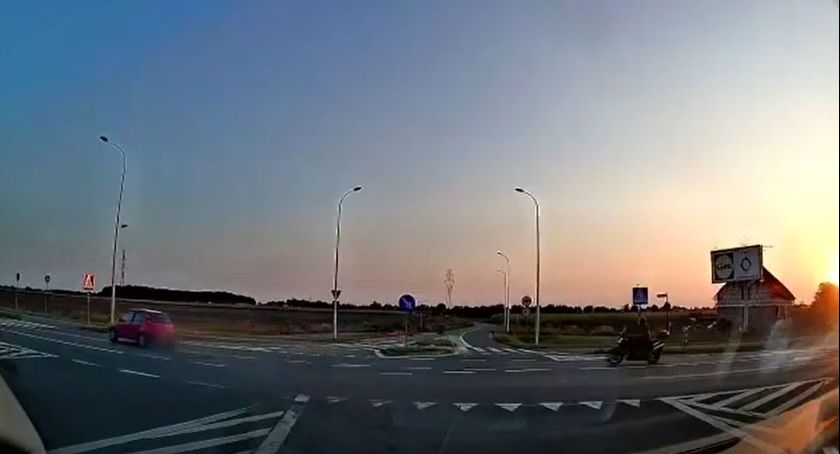 Śmiertelny wypadek z udziałem motocyklisty. Dramatyczne nagranie z kamery samochodowej