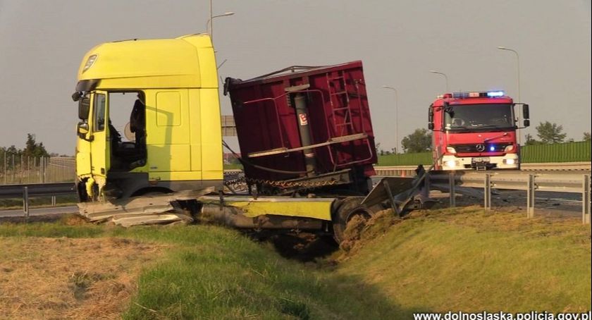Pijany kierowca TIR-a wjechał w bariery energochłonne na S-3