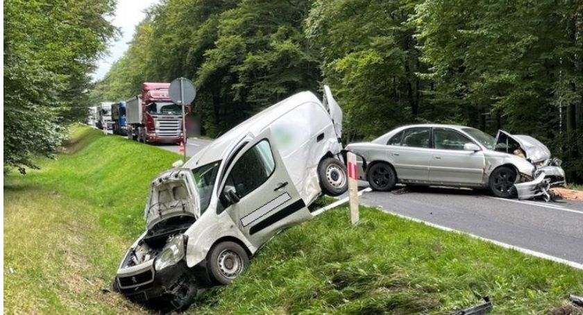 Grożny wypadek na szosie skoroszowskiej