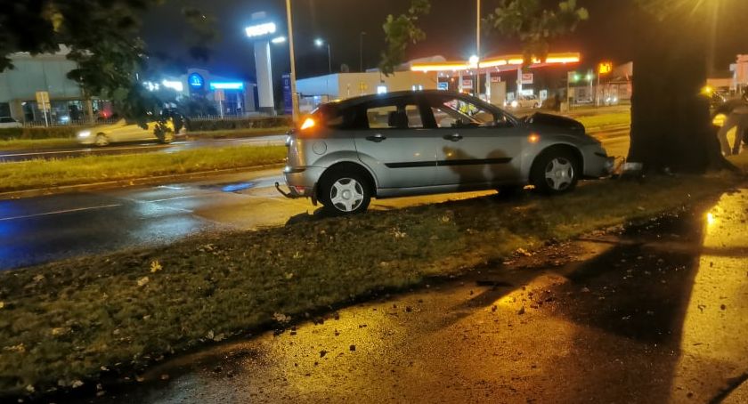 Wypadek na Brücknera. Samochód osobowy uderzył w drzewo