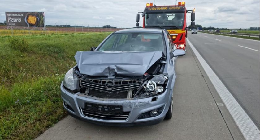 Kolizja z udziałem trzech aut na 142 km autostrady A4 w kierunku Legnicy