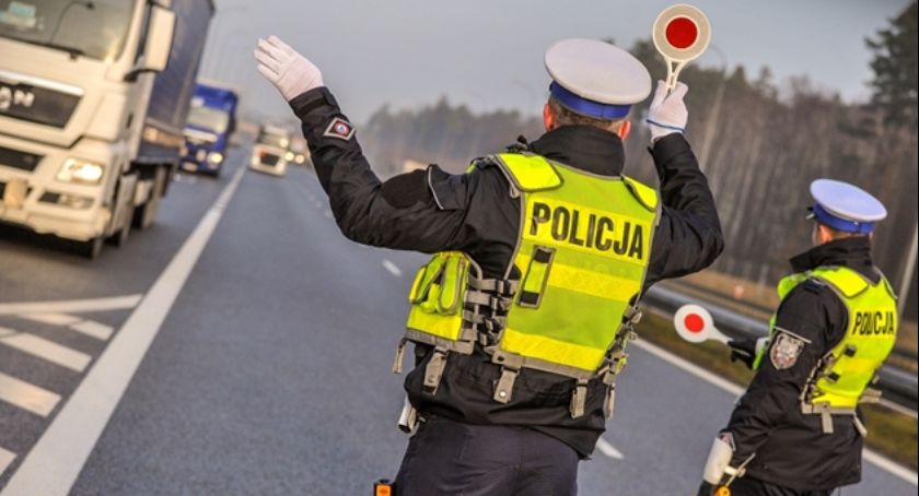 Wypadek na AOW. Dwie osoby zostały ranne
