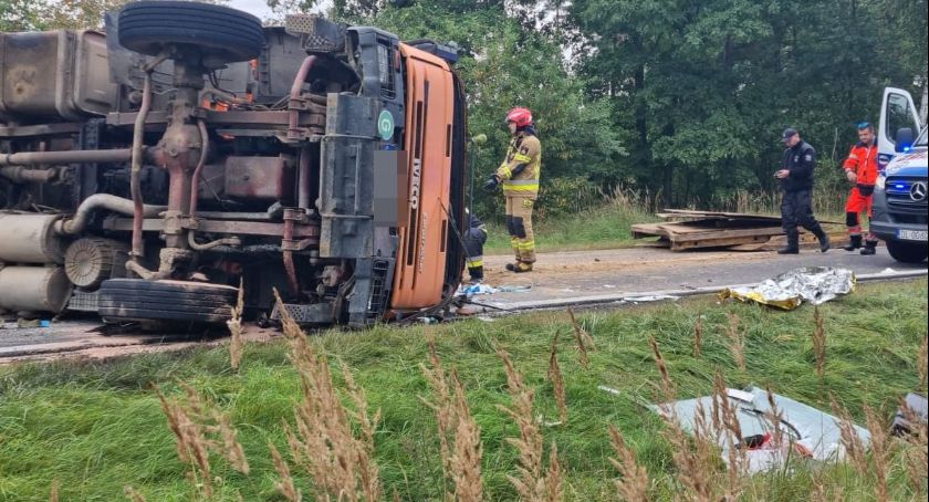 Wypadek na DK94. Kierowca zabrany do szpitala przez śmigłowiec LPR