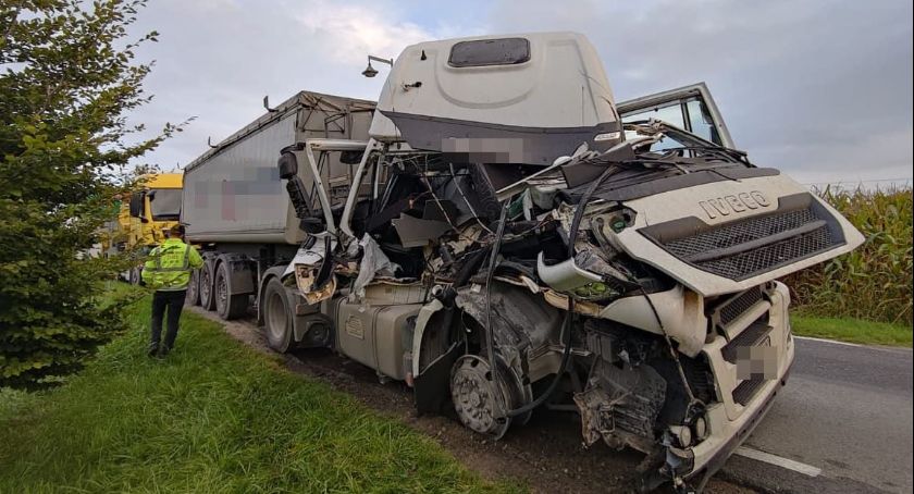 Zderzenie dwóch tirów w Kobierzycach. Kabina kierowy została doszczętnie zmiażdżona