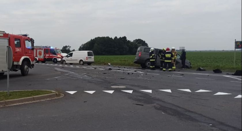Wypadek na DW 348. Zderzenie dwóch busów i autobusu przy strefie przemysłowej LG