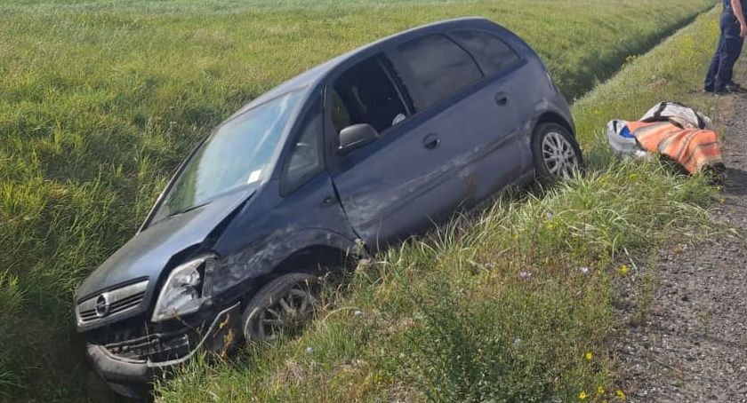 Autostrada A4. Opel w rowie.