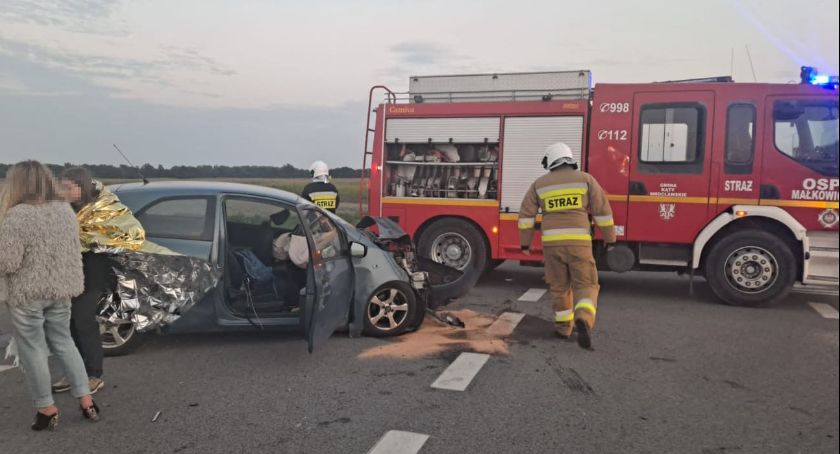 Stoszyce. Wymuszenie pierwszeństwa powodem kolizji dwóch aut osobowych
