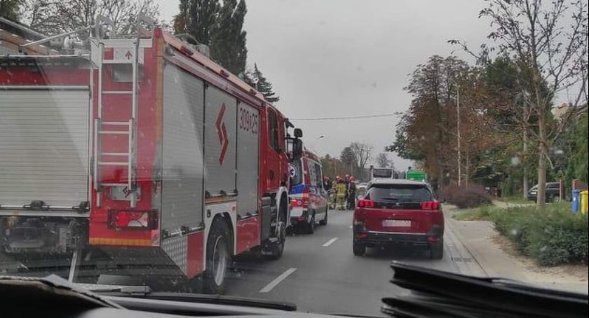 Czołowe zderzenie na ulicy Wyścigowej we Wrocławiu. Kierowca ciężarówki wymusił pierwszeństwo przejazdu