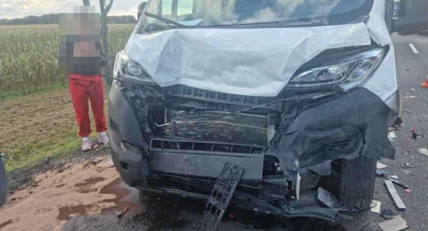 Wypadek z udziałem trzech aut osobowych i busa na DW35 w pobliżu Gniechowic