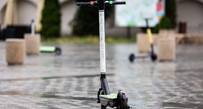 Zderzenie Opla z hulajnoga. Młody mężczyzna trafił do szpitala