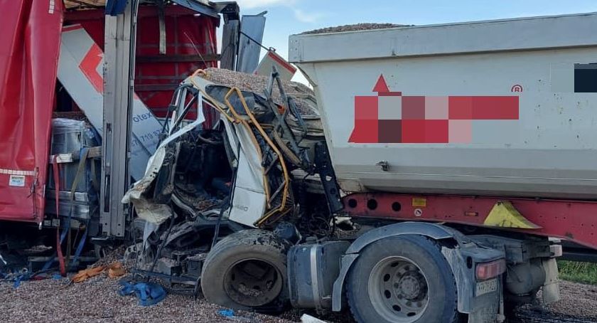 Tragedia na A4. Kierowca uwięziony w zmiażdżonej kabinie ciężarówki. Nie udało się go uratować.