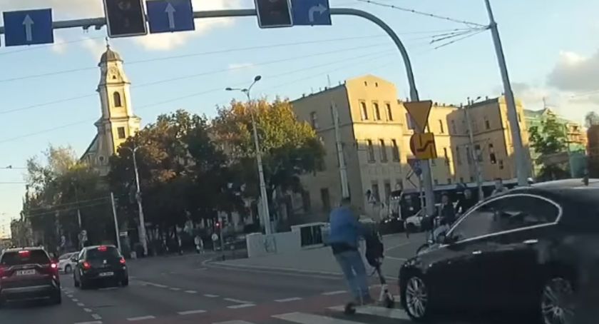 Jechał na hulajnodze, na przejściu dla pieszych potrącił go samochód - zobacz video