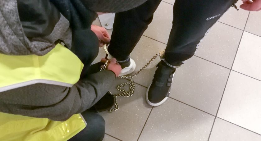 Usiłowali wynieść alkohol ze sklepu ubrani w buty.... które wcześniej też ukradli